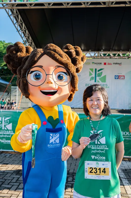 Tania Hara com a mascote Lina