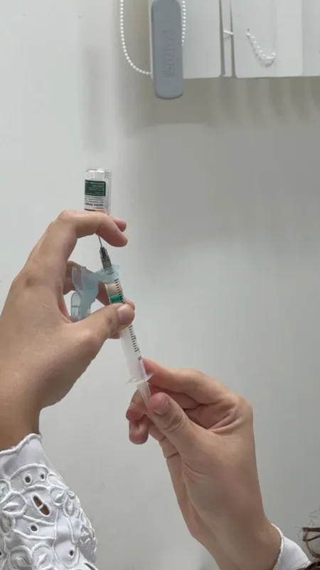 Imagem ilustrativa da imagem Profissionais de saúde são imunizados contra dengue em Cambé