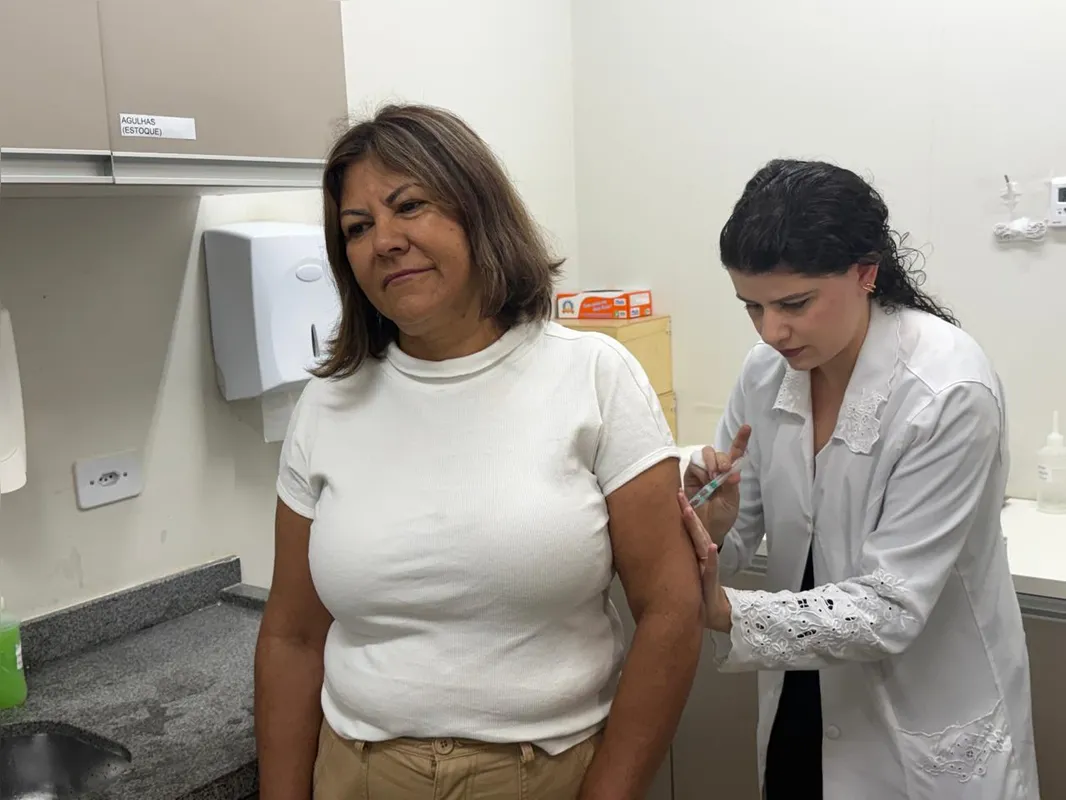 Imagem ilustrativa da imagem Profissionais de saúde são imunizados contra dengue em Cambé