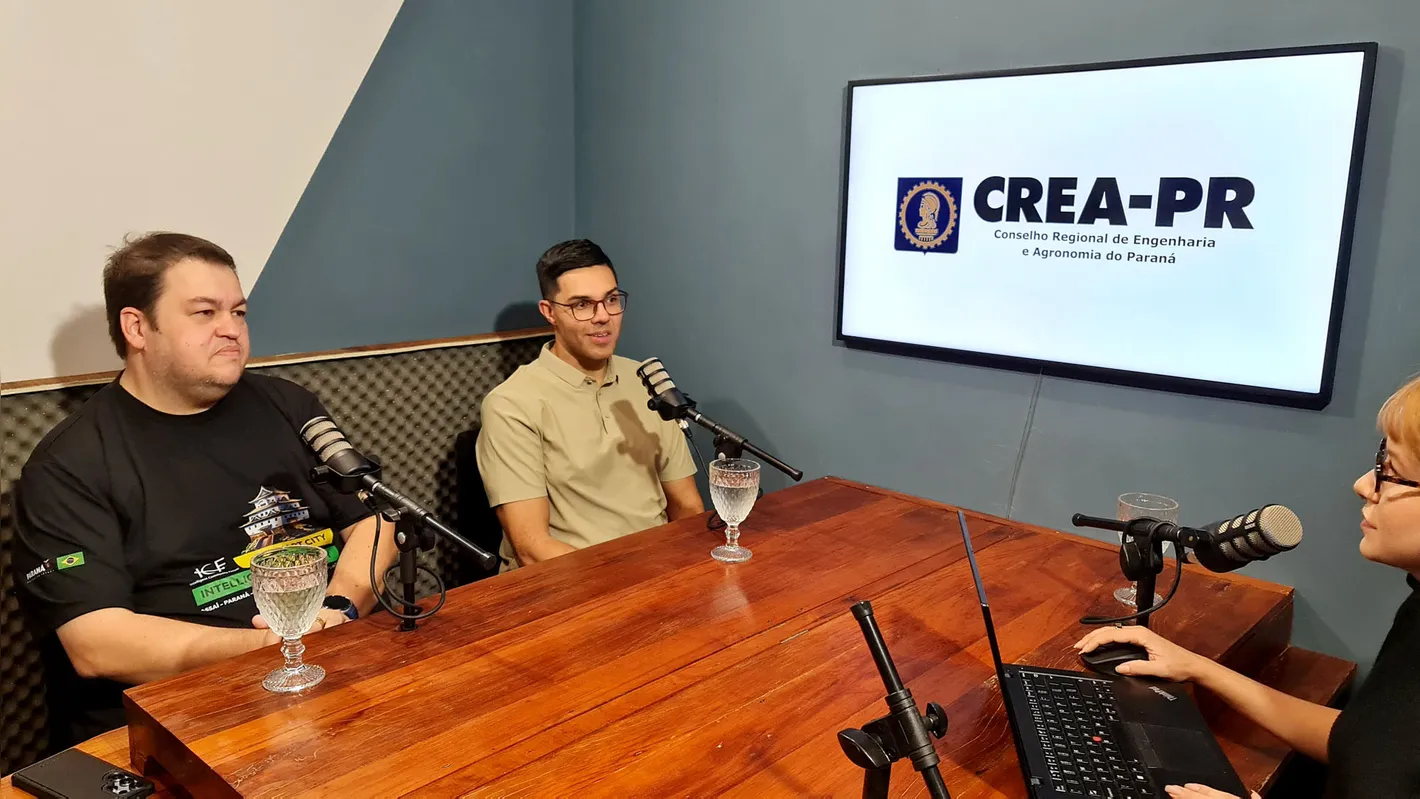 Igor Oliveira, secretário de Ciência, Tecnologia e Inovação de Assaí, e Eduardo Ramires, gerente regional do Crea-PR de Curitiba: apoio a cidades que buscam mais eficiência e conexão