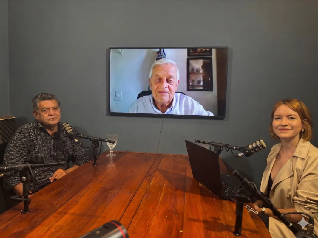 Claudemir Valério, prefeito de Nova Santa Bárbara, Euclesio Manoel Finatti, engenheiro civil e assessor do Crea-PR (online) e a jornalista Pamela Destácio conversam durante podcast na Folha de Londrina