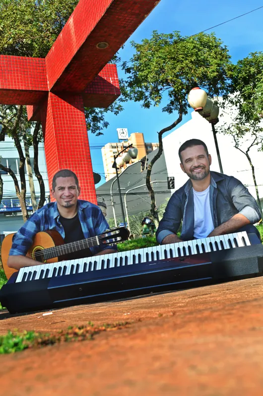 O Duo Mano a Mano leva a música como companheira de viagem aos usuários do transporte público de Londrina
