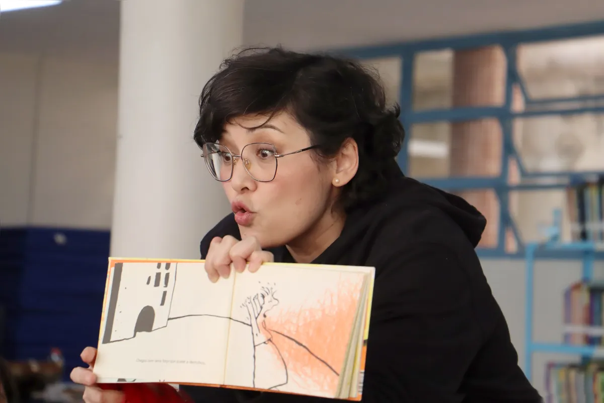 Renata Suzue sabe prender a atenção dos pequenos espectadores durante a leitura