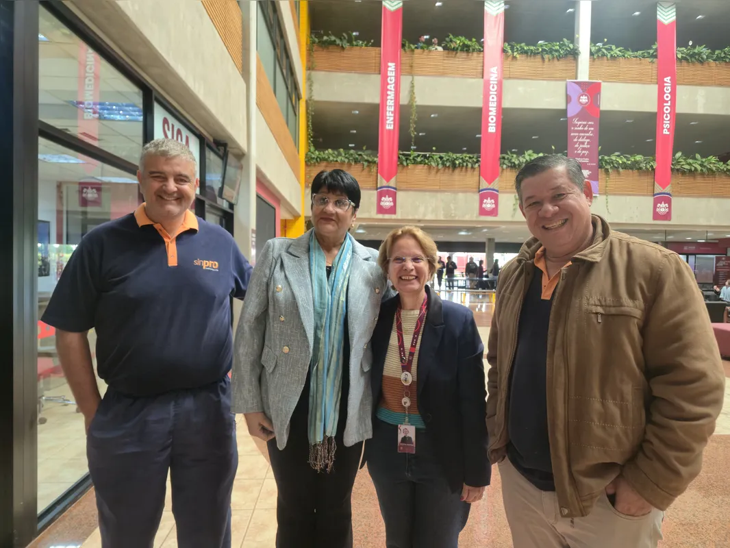 Diretores Luiz Fernando Coelho, Cathary Sanchez e Daniel Ueda com Nádina Moreno, Decana da PUCPR Londrina