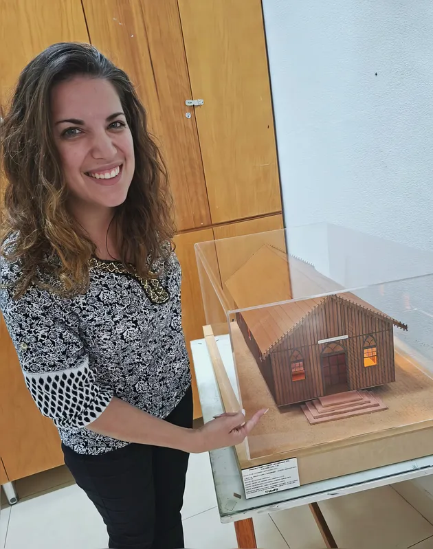 A prof. Carla Caires e a maquete produzida em conjunto com alunos de Arquitetura e Urbanismo da UniFil