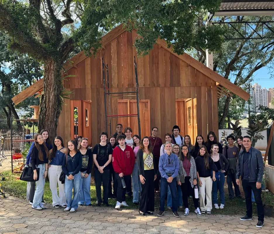 Atividade prática de estudantes para conhecer a réplica do primeiro templo da Igreja Presbiteriana em Londrina, com apoio do administrador Alexandre Hilário
