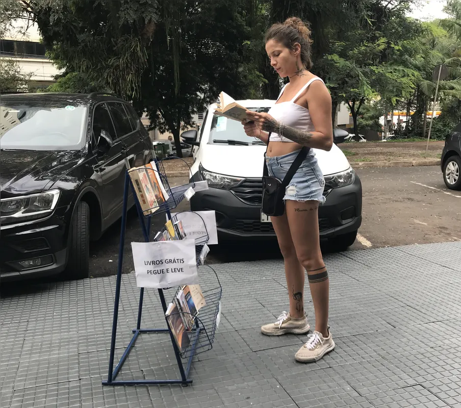Fascinada por poesia, a leitora Naiara Rodrigues Freire, aproveita a banquinha de livros grátis: é só escolher e levar