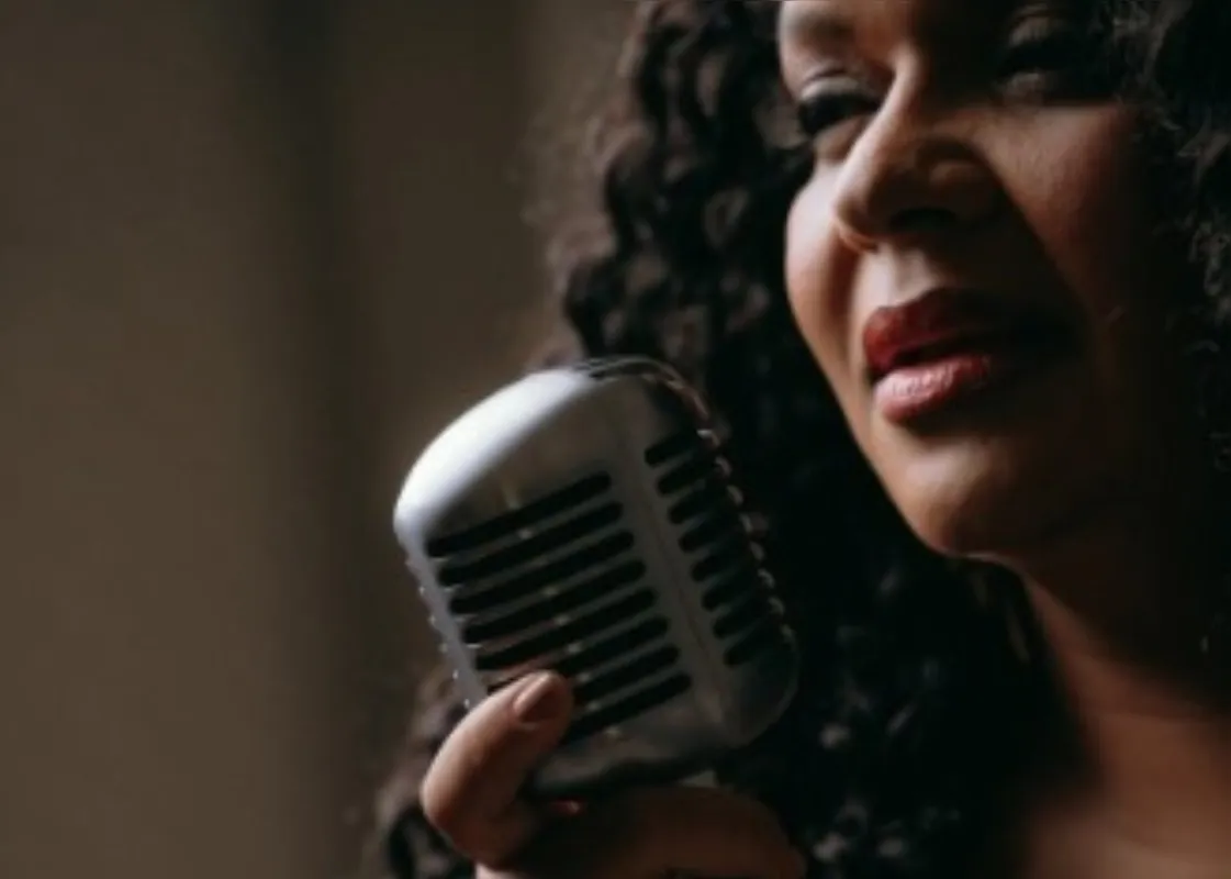 No show, Cecília Bandeira interpreta um repertório eternizado por mulheres negras