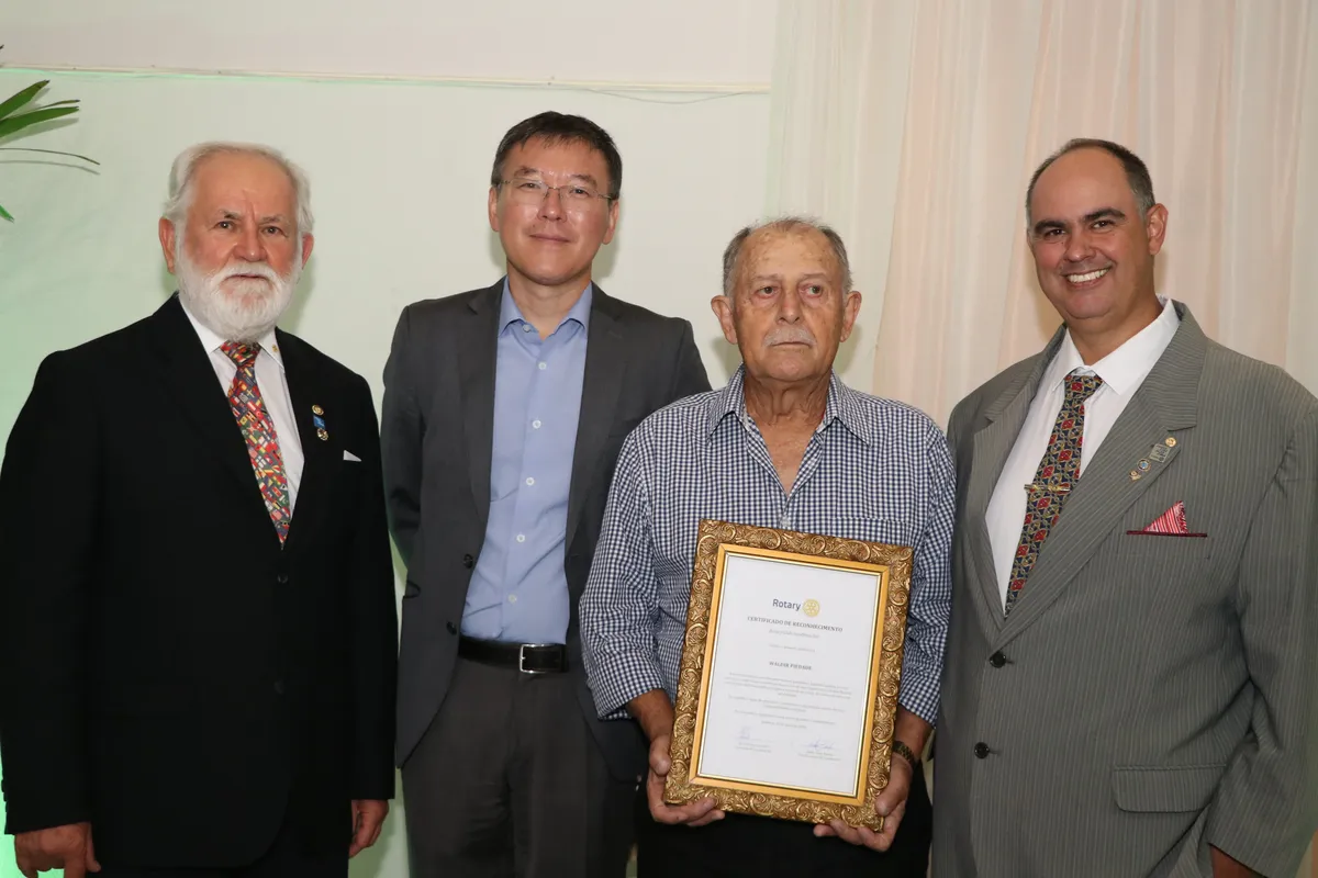 Otávio Scandelae, o delegado chefe da PF de Londrina, Kandy Takahashi , o homenageado Waldir Piedade e o presidente do RCL Sul, Silvio Dicezar da Costa