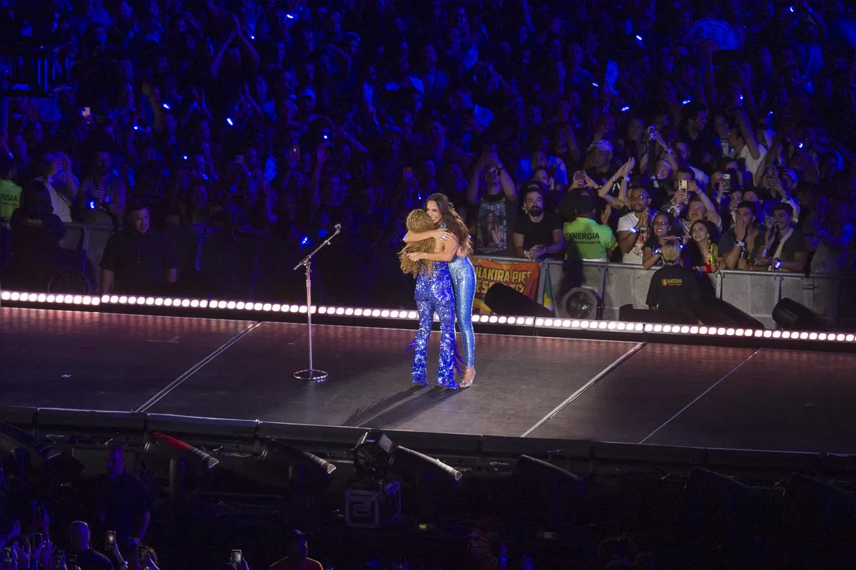 Shakira abraça Ivete Sangalo