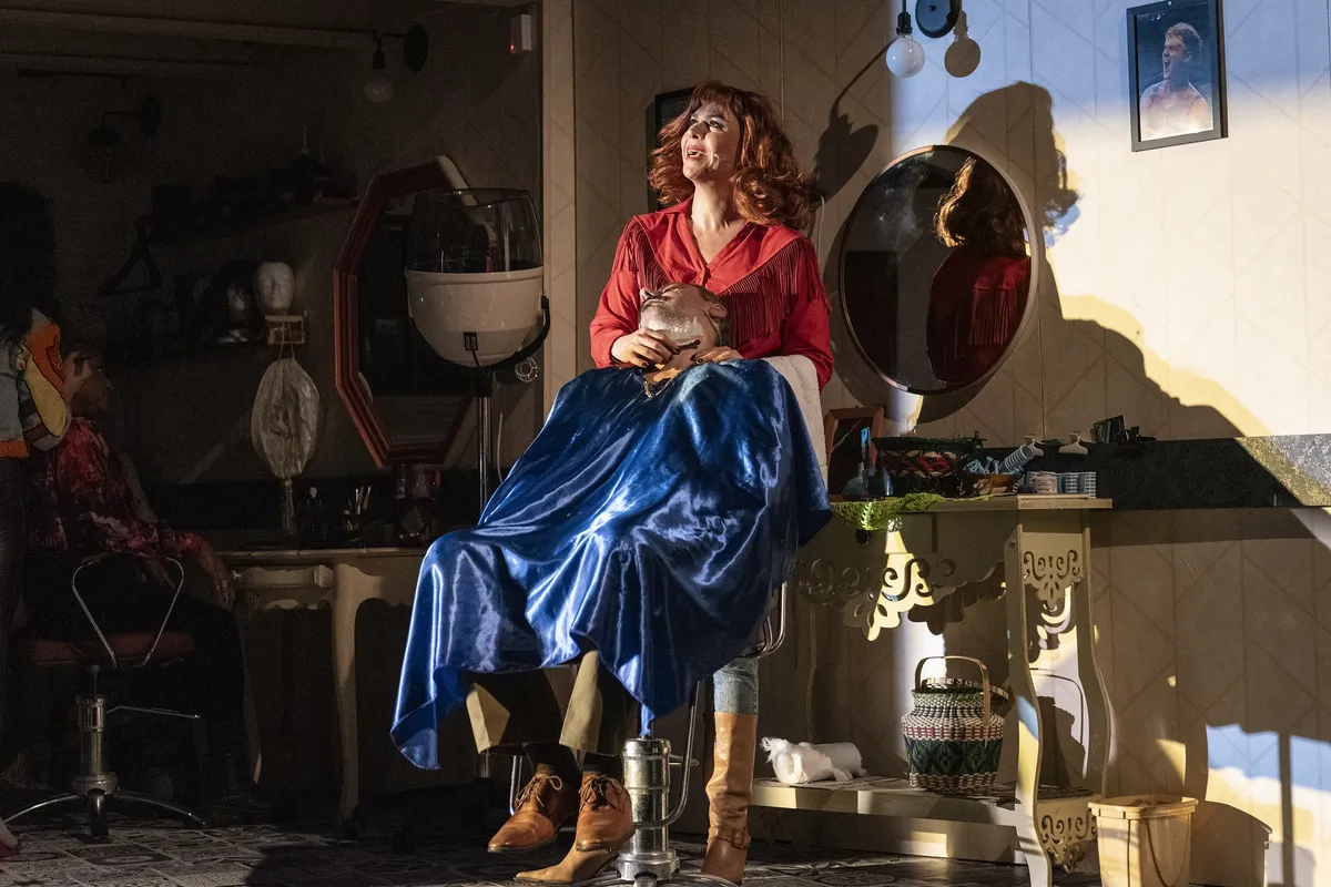 O espetáculo combina depoimentos, ficção e drama para reconstruir um episódio de violência e suas reverberações