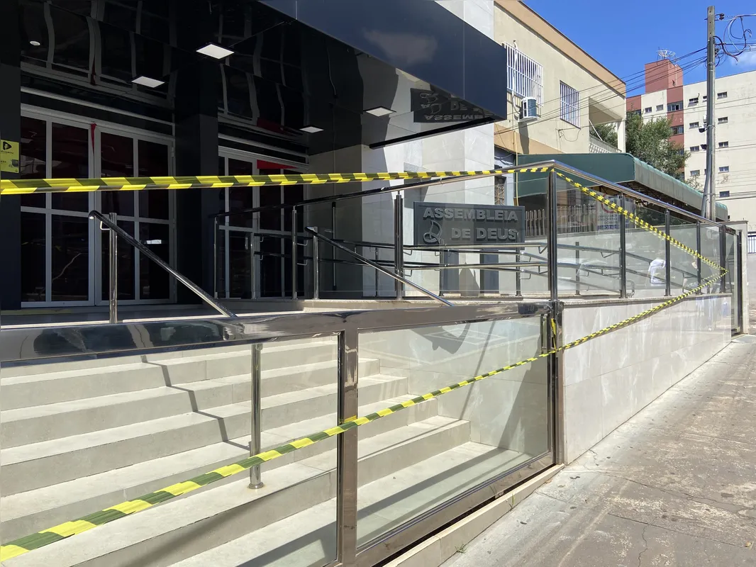 Parte da igreja foi cercada com fitas zebradas para impedir o acesso de pessoas