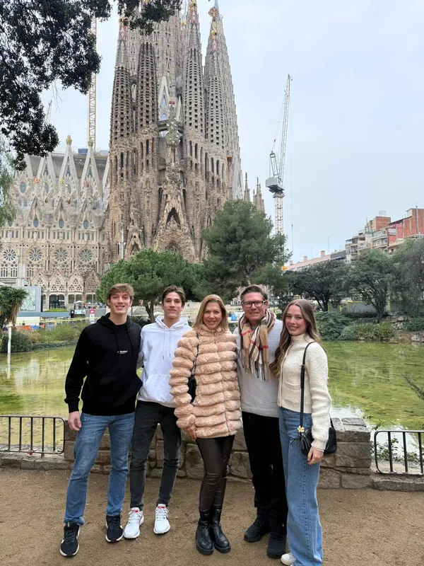 Anacélia e Julian Gorini, junto com os filhos Beatriz, Davi e Mateus,