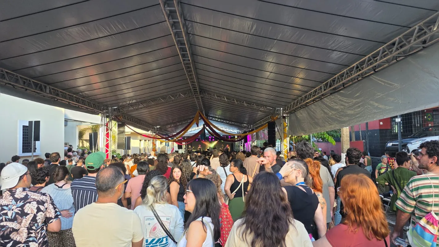 Um público estimado em 6 mil pessoas ocupou a rua Sergipenas imediações do Sesc Cadeião Cultural, para o show de Tom Zé