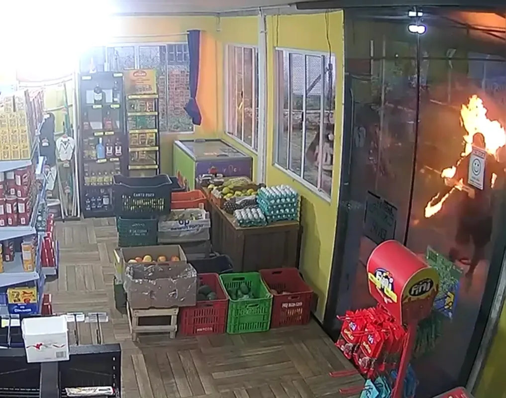 Autor cometeu o crime no estabelecimento comercial da vítima, que rolou na areia para apagar as chamas
