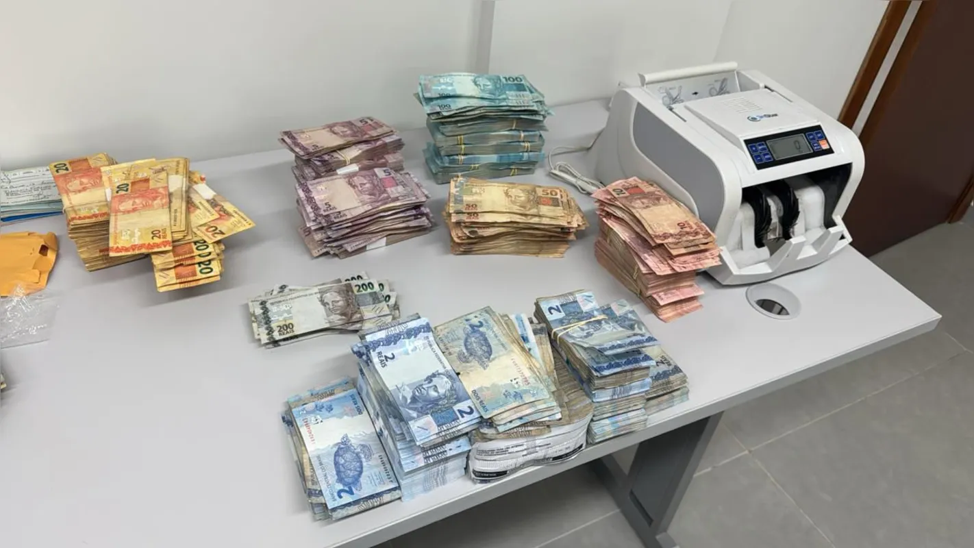 Policiais apreenderam valores em reais, dólares e euros