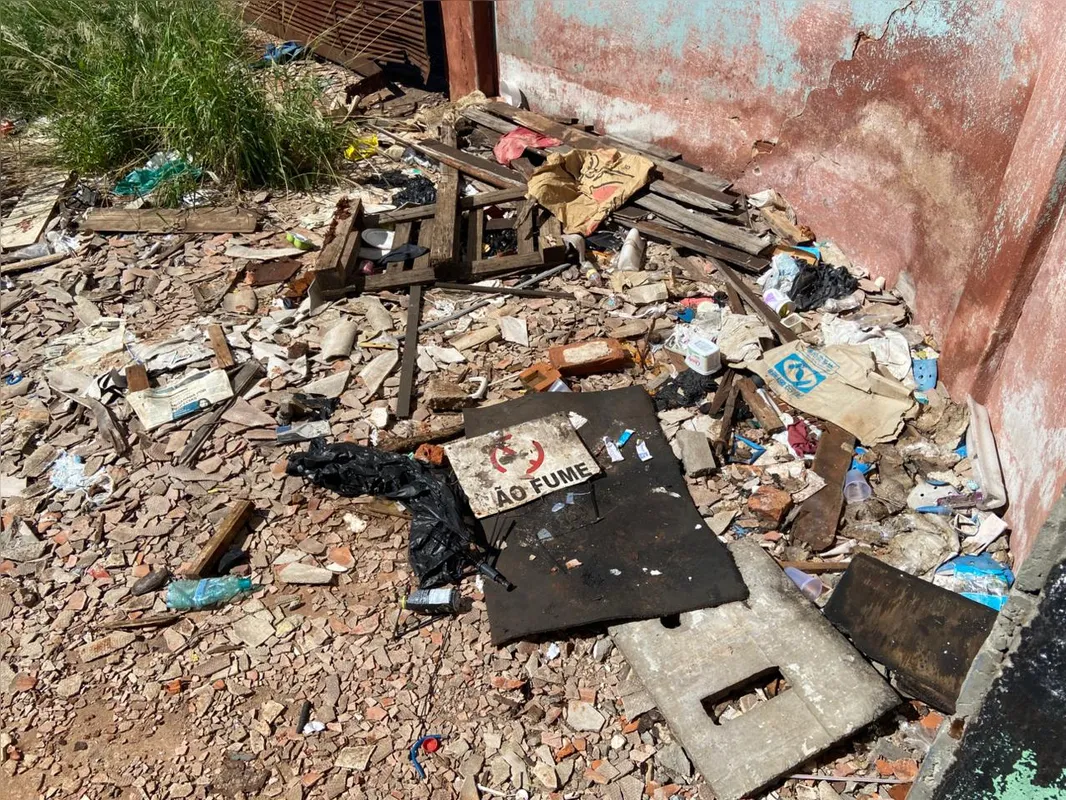 Na esquina com a Rua São Vicente, entulho e lixo ainda são parte do cenário no terreno