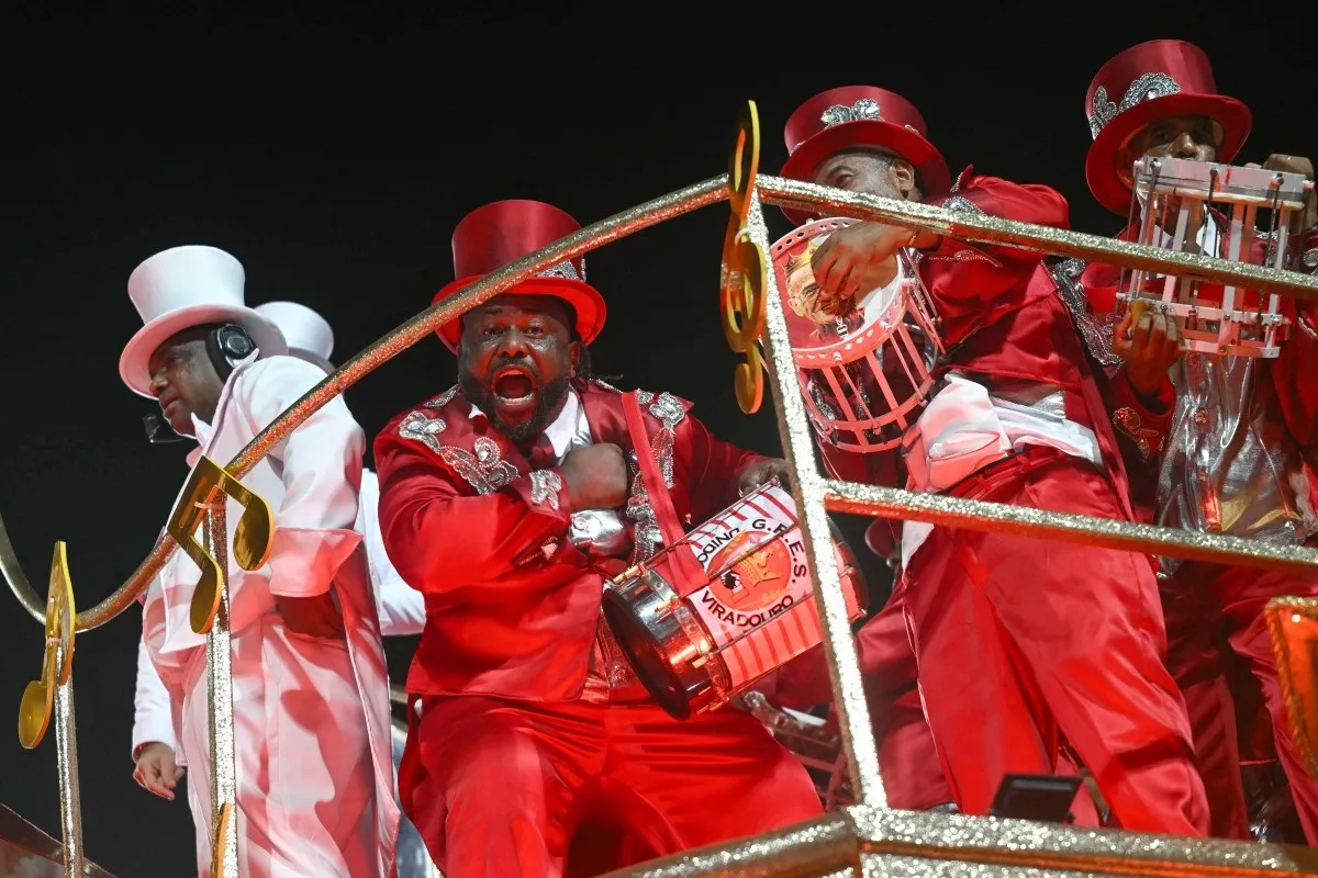 Um dos momentos emocionantes do desfile da Viradouro: a bateria sobe num carro