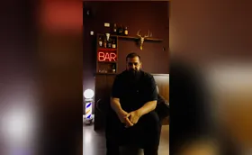 Por trás das tesouras