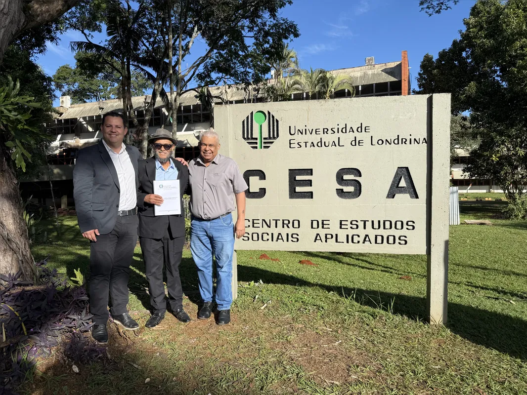 Após a aprovação, Marcelino tirou a clássica foto em frente ao letreiro do CESA com os amigos Fábio Cruz e Luiz Filho