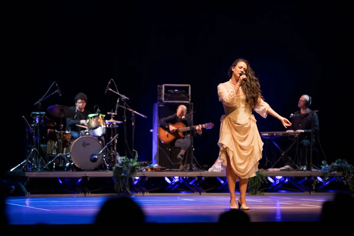 A cantora Tiê encantou o público