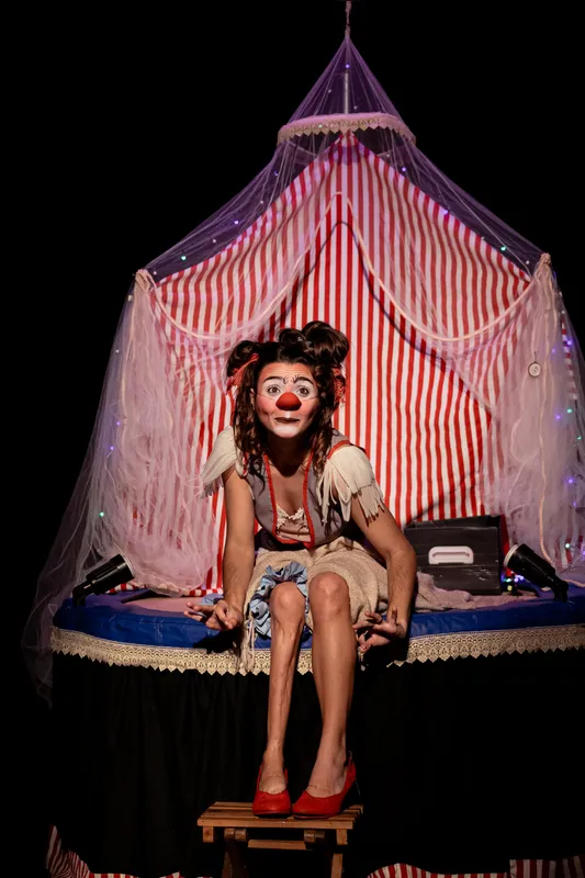 “Circo de Los Pies” trouxe ao FILO a atriz Emile Barossi que tem deficiência nos pés, ela interpreta a palhaça Asmeline