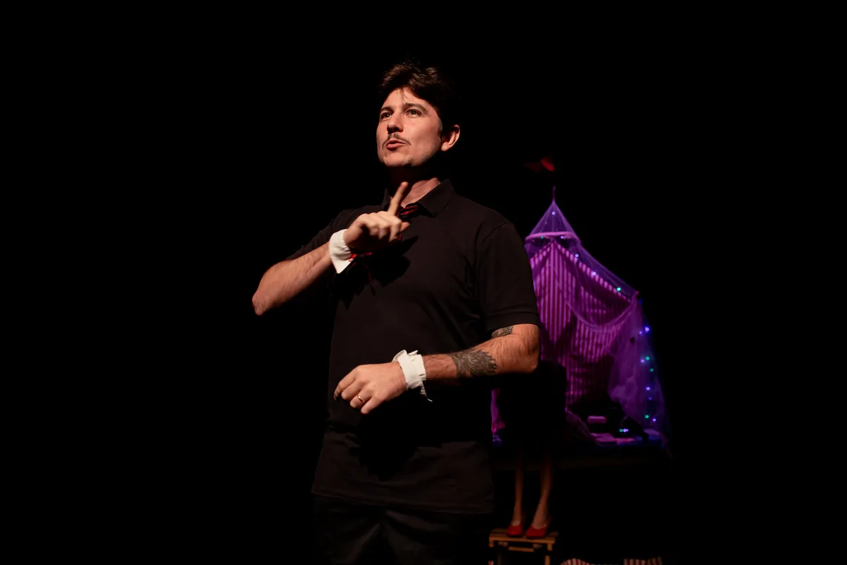 O intérprete de LIBRAS Lucas Grigio participou do espetáculo “Circo de Los Pies”, da La Luna Cia. de Teatro