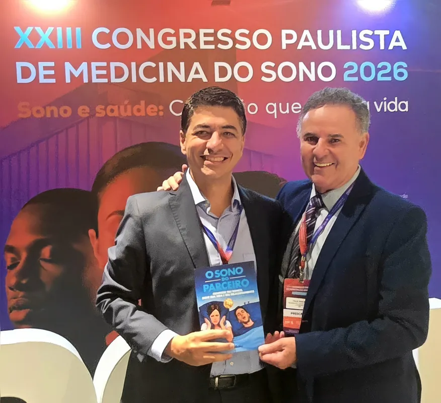 Doutor Danilo Sguilar, reconhecido médico do sono, otorrinolaringologista, um dos prefaciadores do livro, e Felix Ribeiro
