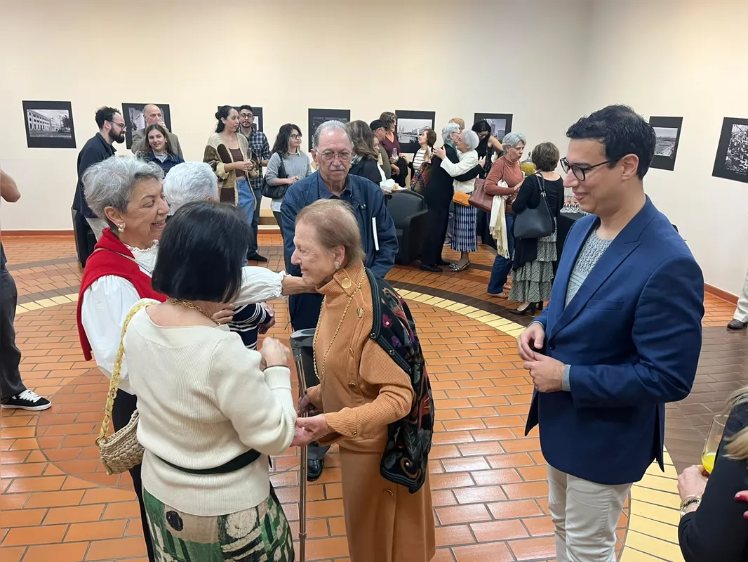 Nadia Sahão cumprimenta convidados em cerimônia no Museu Histórico de Londrina