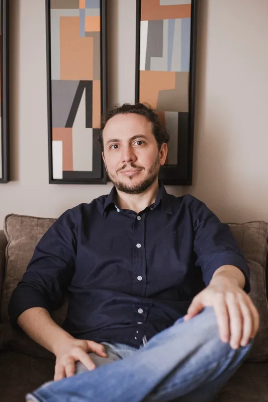 João Fernando de Lima Parra, autor de ‘Milicia.com’ cria um enredo distópico e crítico sobre o capitalismo desenfreado