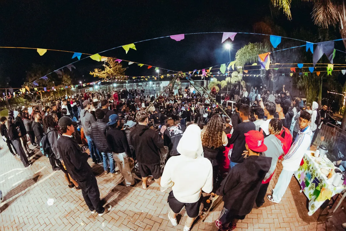 A Batalha da Leste, que já criou até um selo musical, é considerada um dos maiores circuitos de batalhas do Sul do Brasil