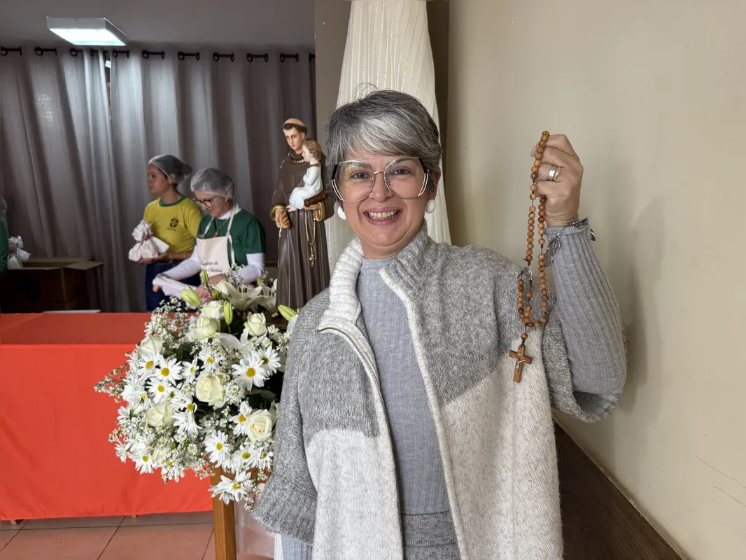 Cristiane Alexandrina auxilia na confecção e venda do bolo anualmente