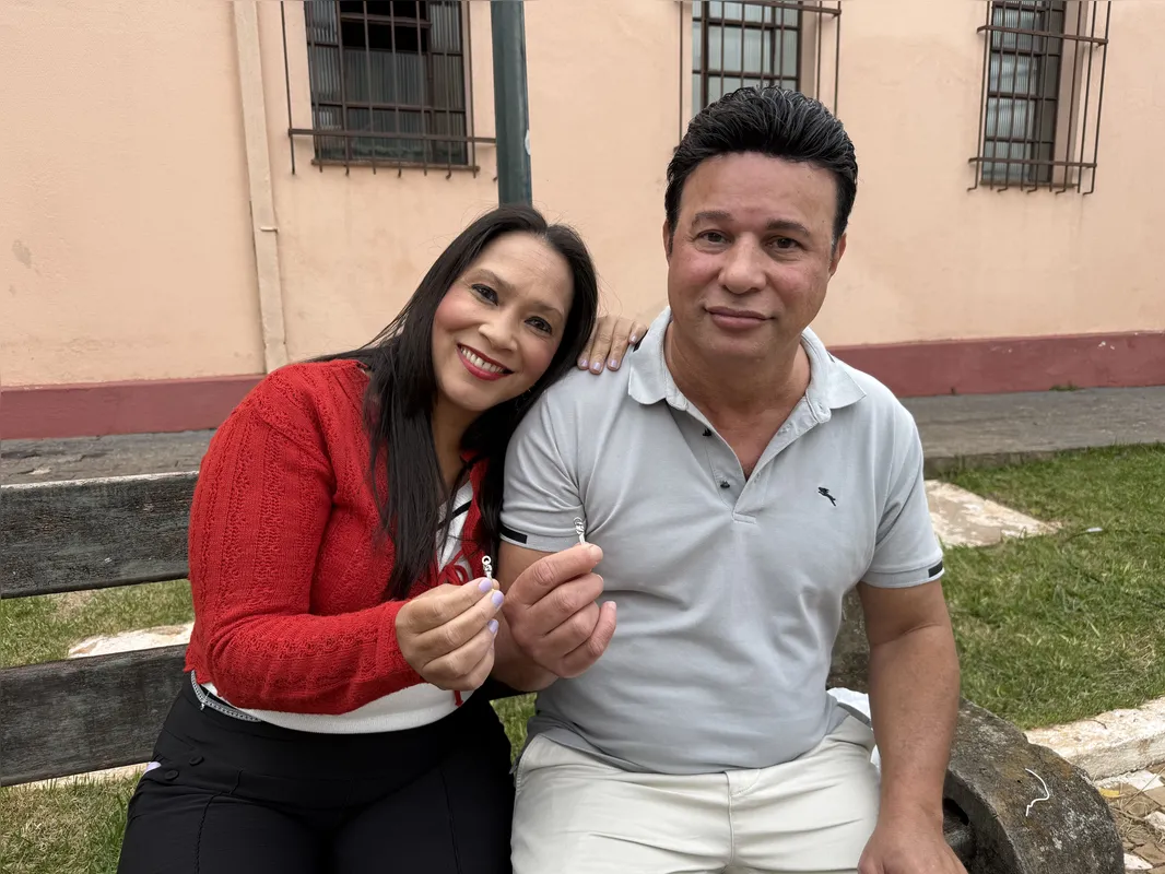 Vera e Antonio compraram dois pedaços de bolo neste sábado (13), encontrando dois pingentes