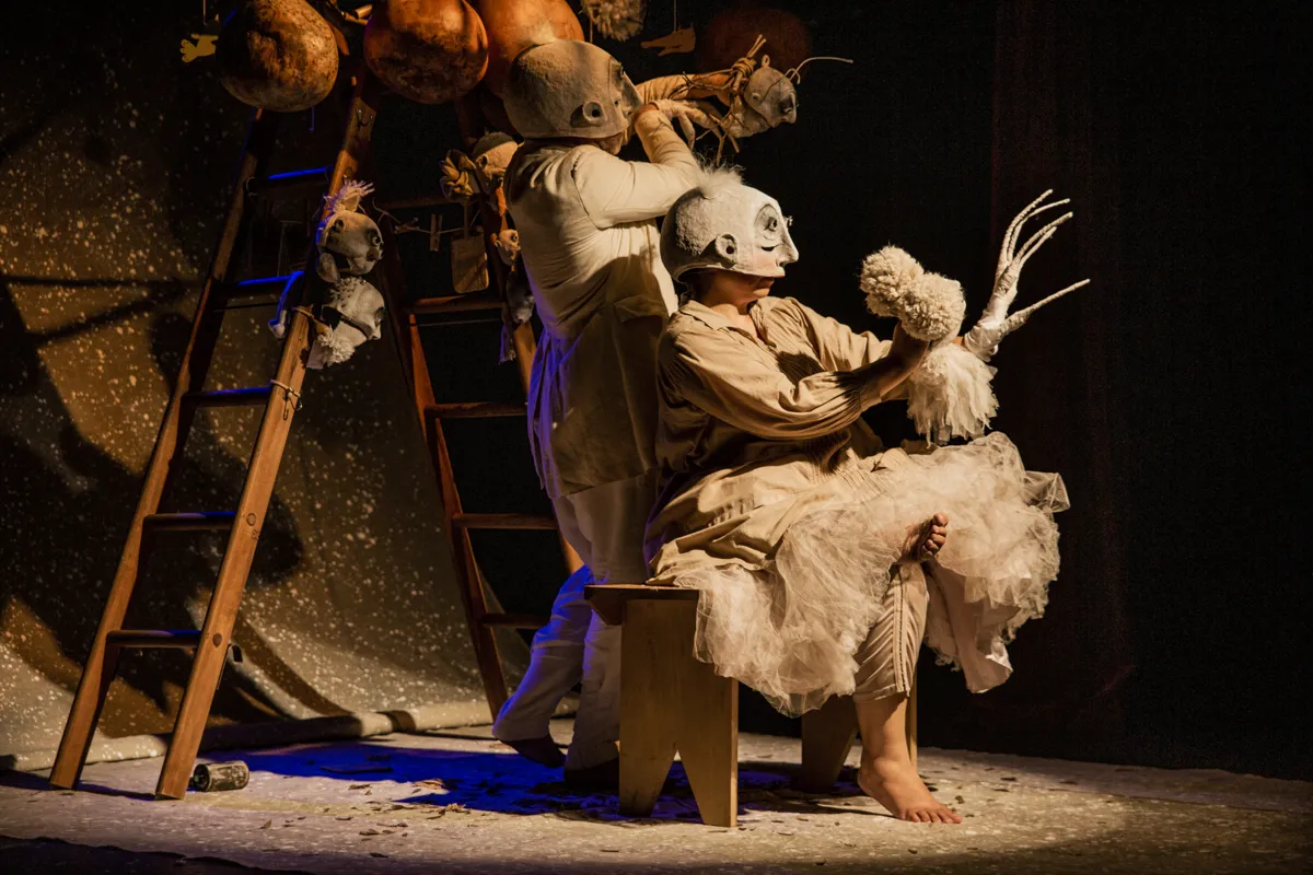 Cia Mevitevendo, de São Paulo, apresenta Fábulas, teatro de bonecos e animação que resgata "o tempo em que os bichos falavam"