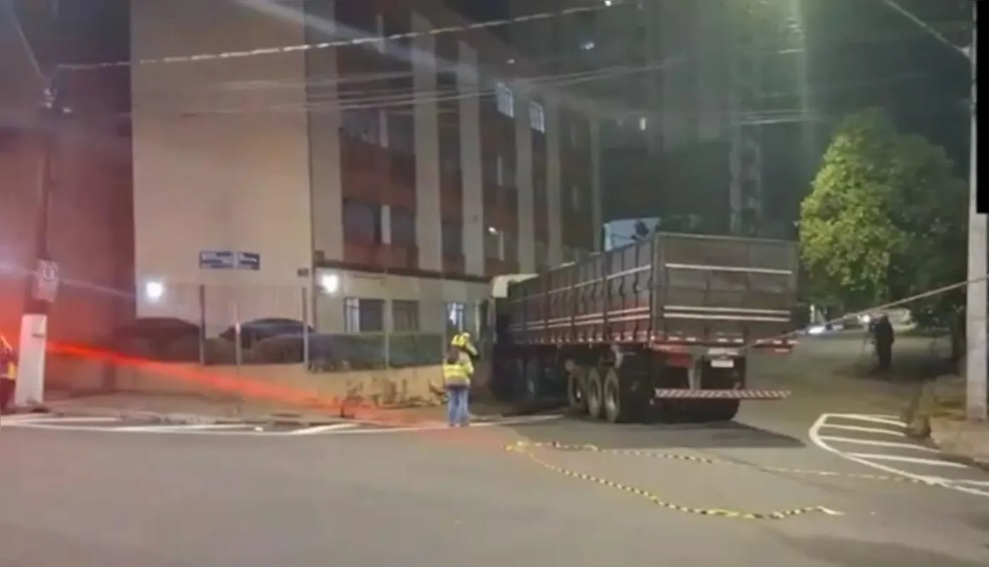 Imagem ilustrativa da imagem Carreta destrói muro e assusta moradores de prédio em Londrina