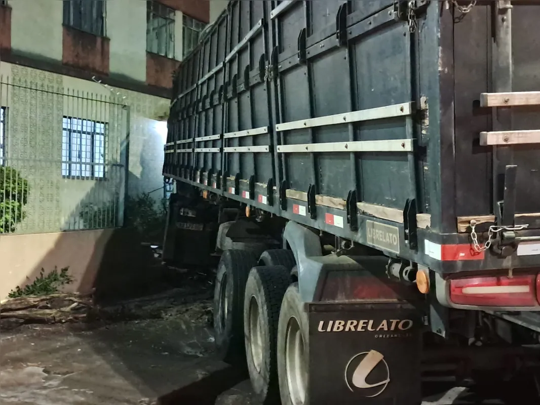Imagem ilustrativa da imagem Carreta destrói muro e assusta moradores de prédio em Londrina