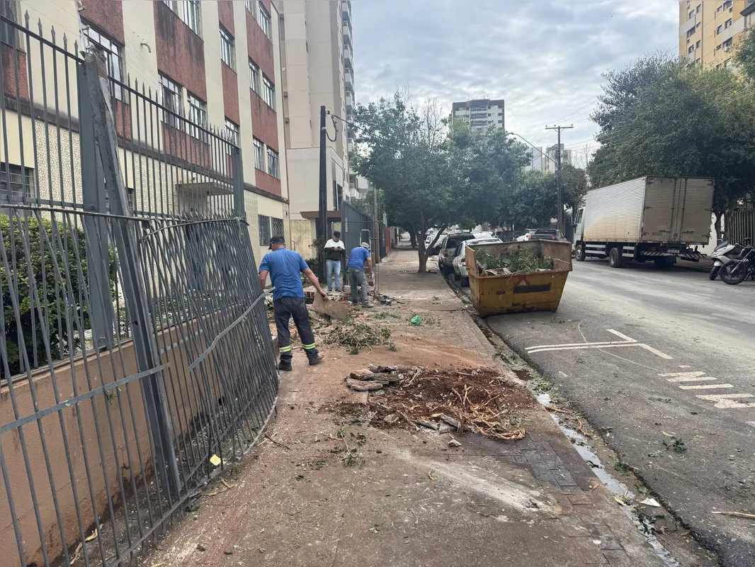 Imagem ilustrativa da imagem Carreta destrói muro e assusta moradores de prédio em Londrina