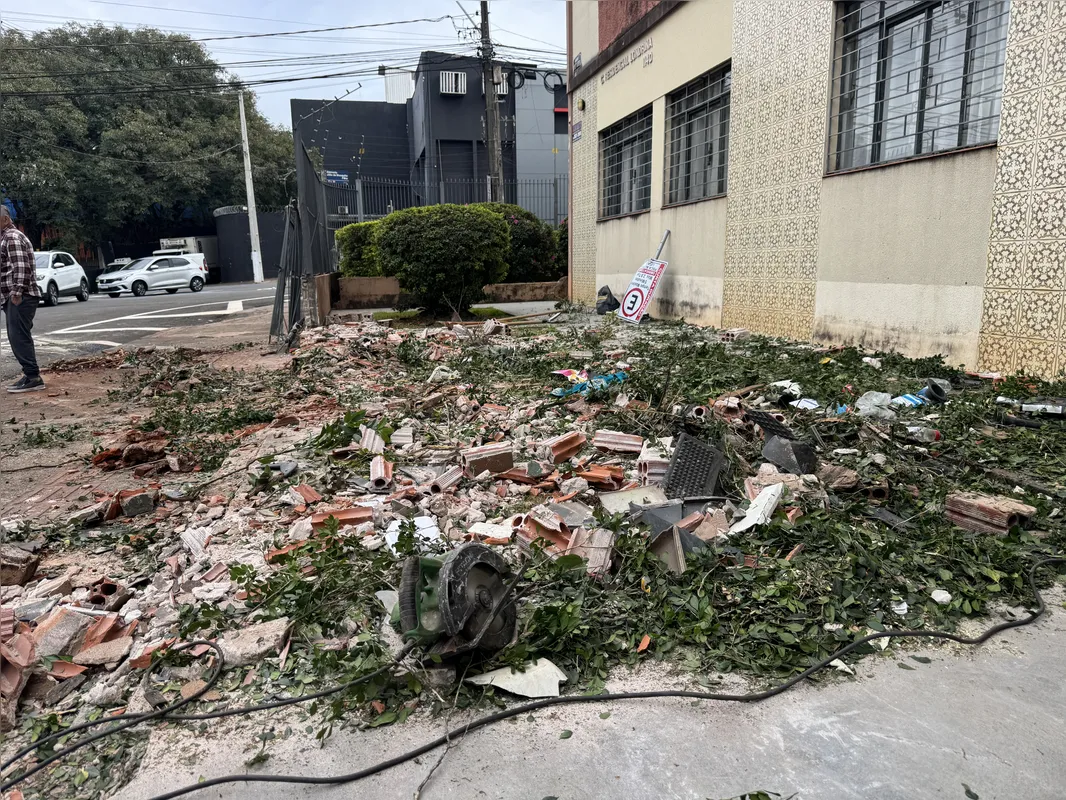 Imagem ilustrativa da imagem Carreta destrói muro e assusta moradores de prédio em Londrina