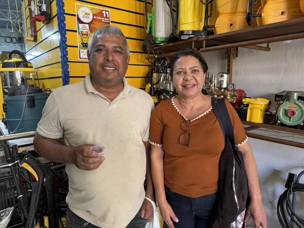 Cláudio Silva e Ana Cristina Batista aproveitaram os preços mais baratos e o café da manhã gratuito