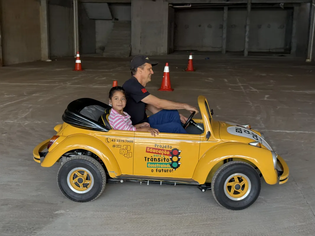 Ana Alice Nunes, de cinco anos, se divertiu no mini fusca da CMTU