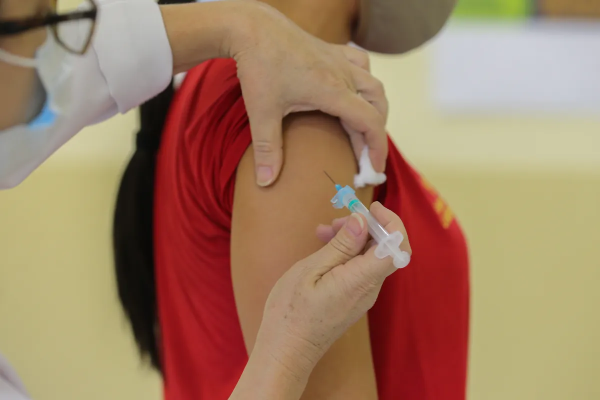 A vacinação permanece como a principal e mais eficaz medida de saúde pública para prevenir formas graves de doenças respiratórias