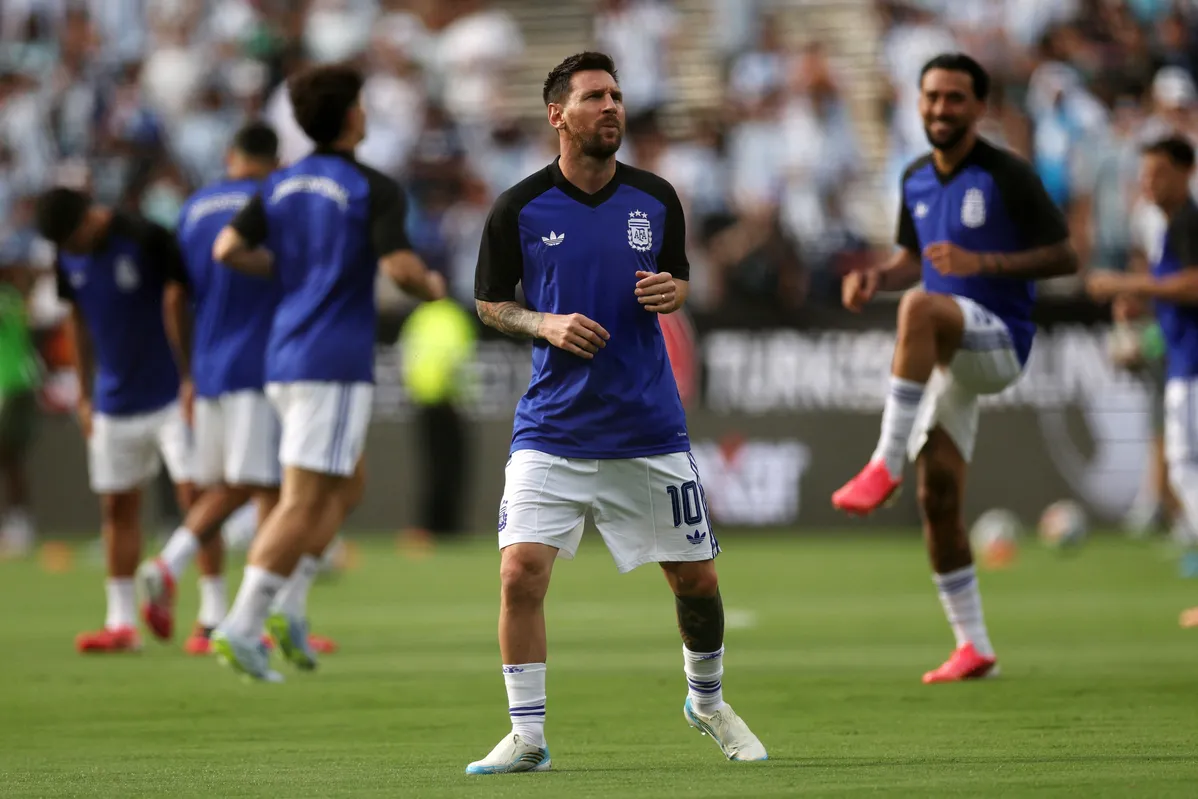 Imagem ilustrativa da imagem Cristiano Ronaldo e Lionel Messi preparam "última dança" na Copa