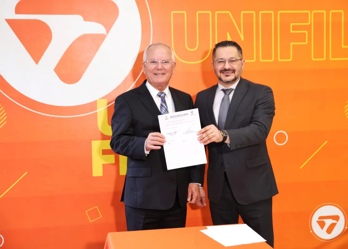 Reitor Eleazar Ferreira e Aleksandro Montanha, embaixador da fundação sul-coreana GDIN