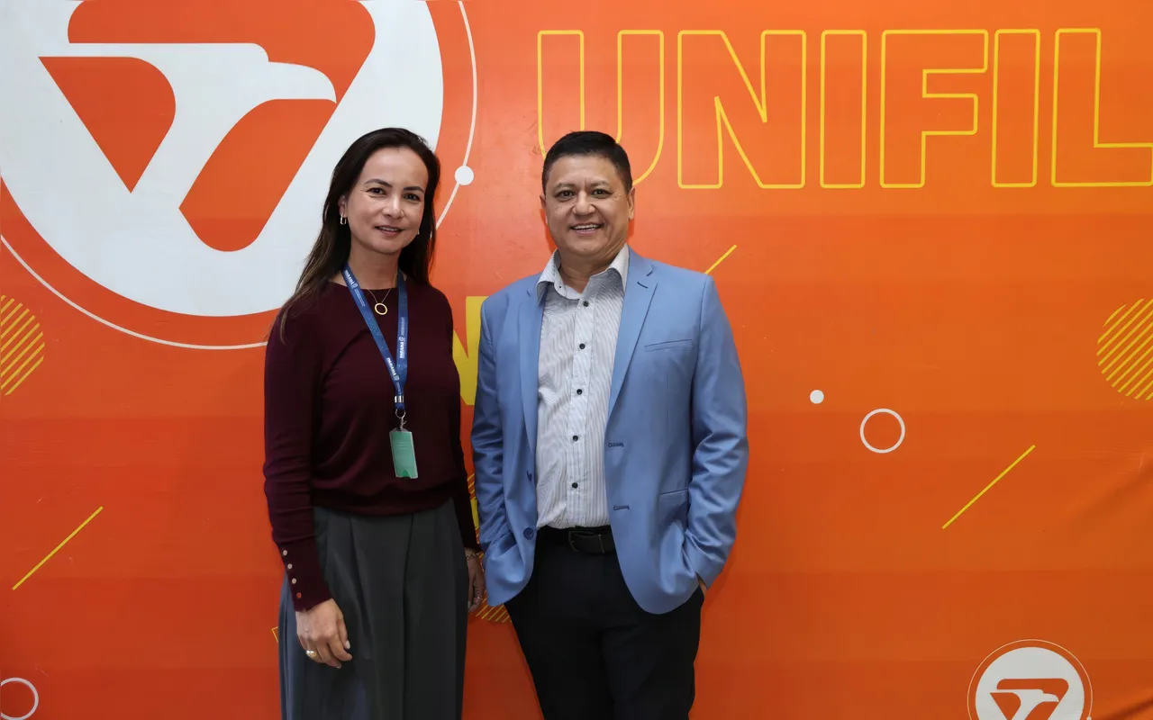 Katia Coutinho (coord. regional da Secretaria da Inovação e Inteligência Artificial do Paraná) e Sergio Tanaka (coord. da UniFilTech e dos cursos de Computação)