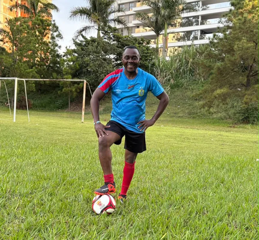 O congolês Augustin Mukamba passou por cirurgia após se lesionar jogando futebol, mas continua se aventurando no esporte, já recuperado