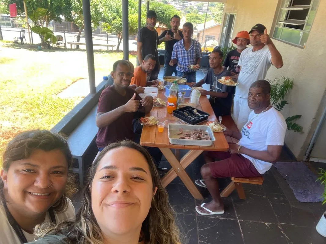 Diferentes profissionais integram a equipe multidisciplinar da Associação MMA, como assistentes sociais e psicólogos