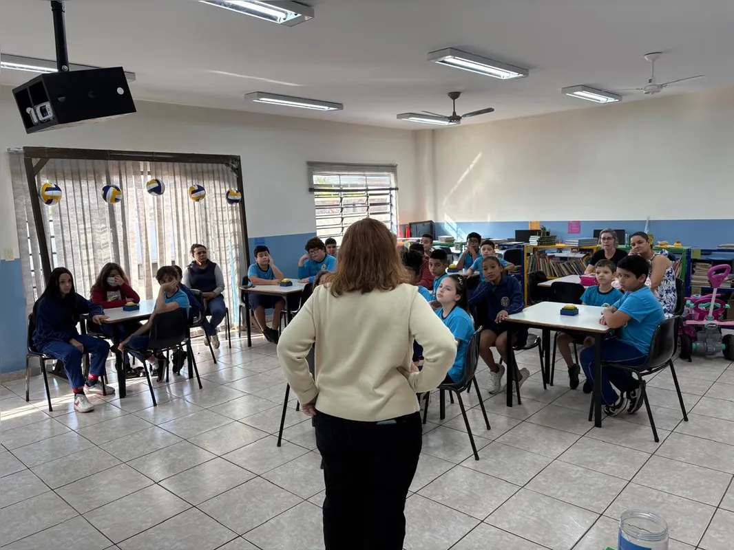 Palestra de Adriana De Cunto na Escola Municipal Haydee Colli Monteiro sobre os riscos das notícias falsas contou também com a presença dos pais de alunos