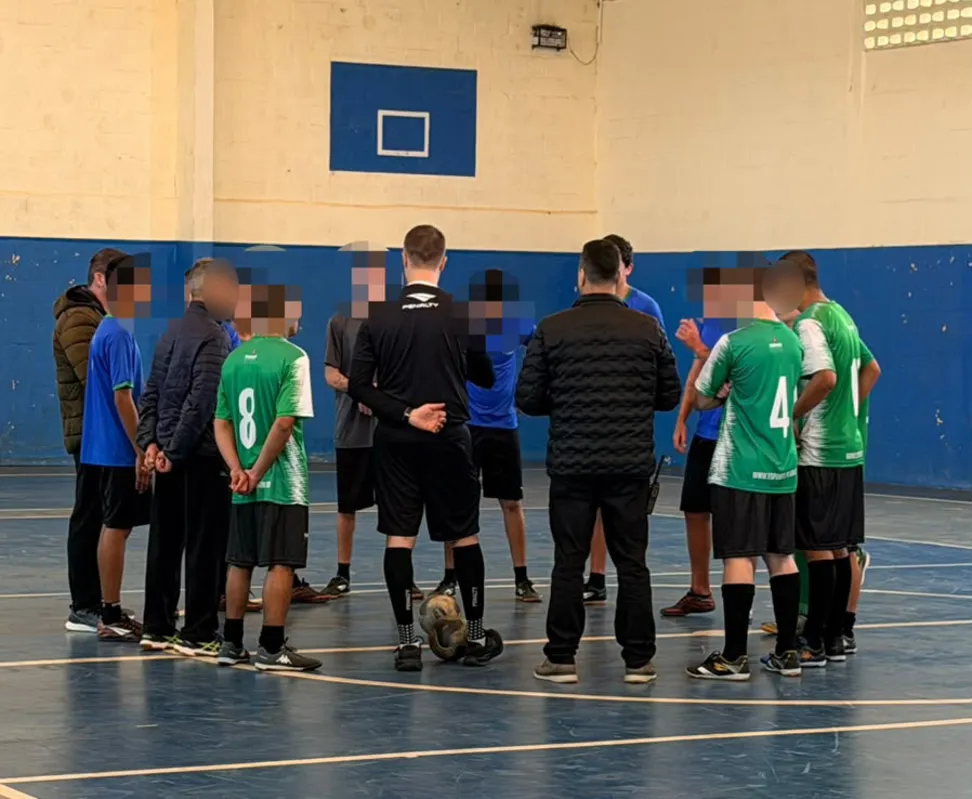 A proposta vai além da competição esportiva e busca estimular valores como disciplina, respeito, responsabilidade e trabalho em equipe,