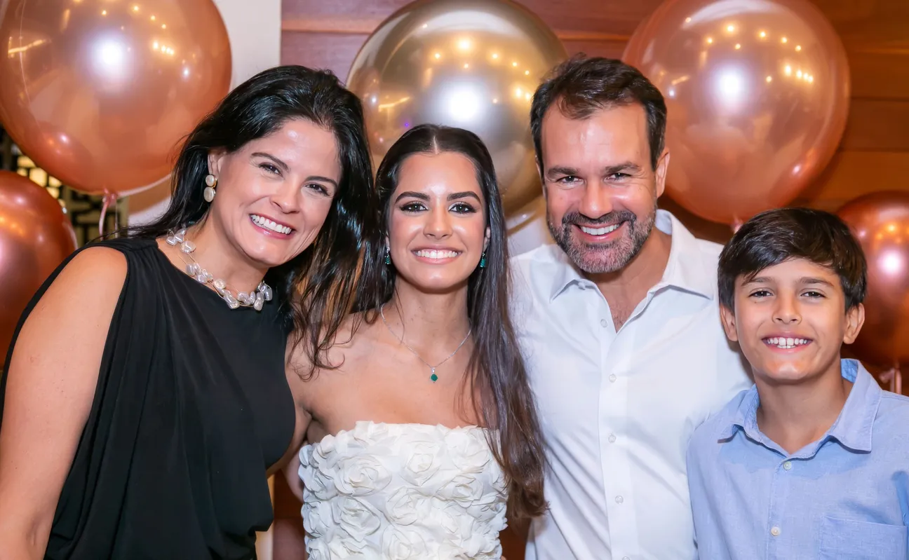 A aniversariante com os pais Fernanda e Fábio Campana e o irmão Pedro