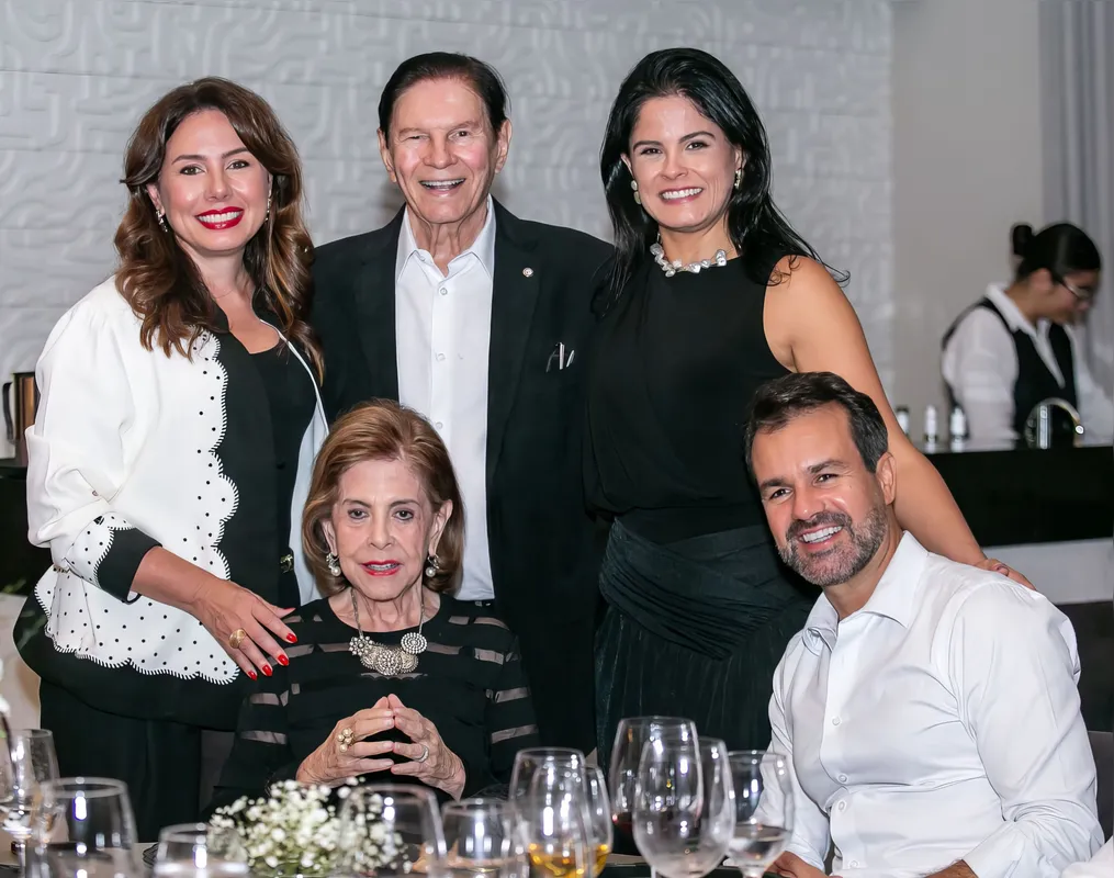A madrinha da aniversariante, Viviane Canziani Pagani, o avô Severo Canziani e a mãe da aniversariante Fernanda Campana(em pé), Vanja Canziani, avó da aniversariante, e Fábio Campana, pai da aniversariante